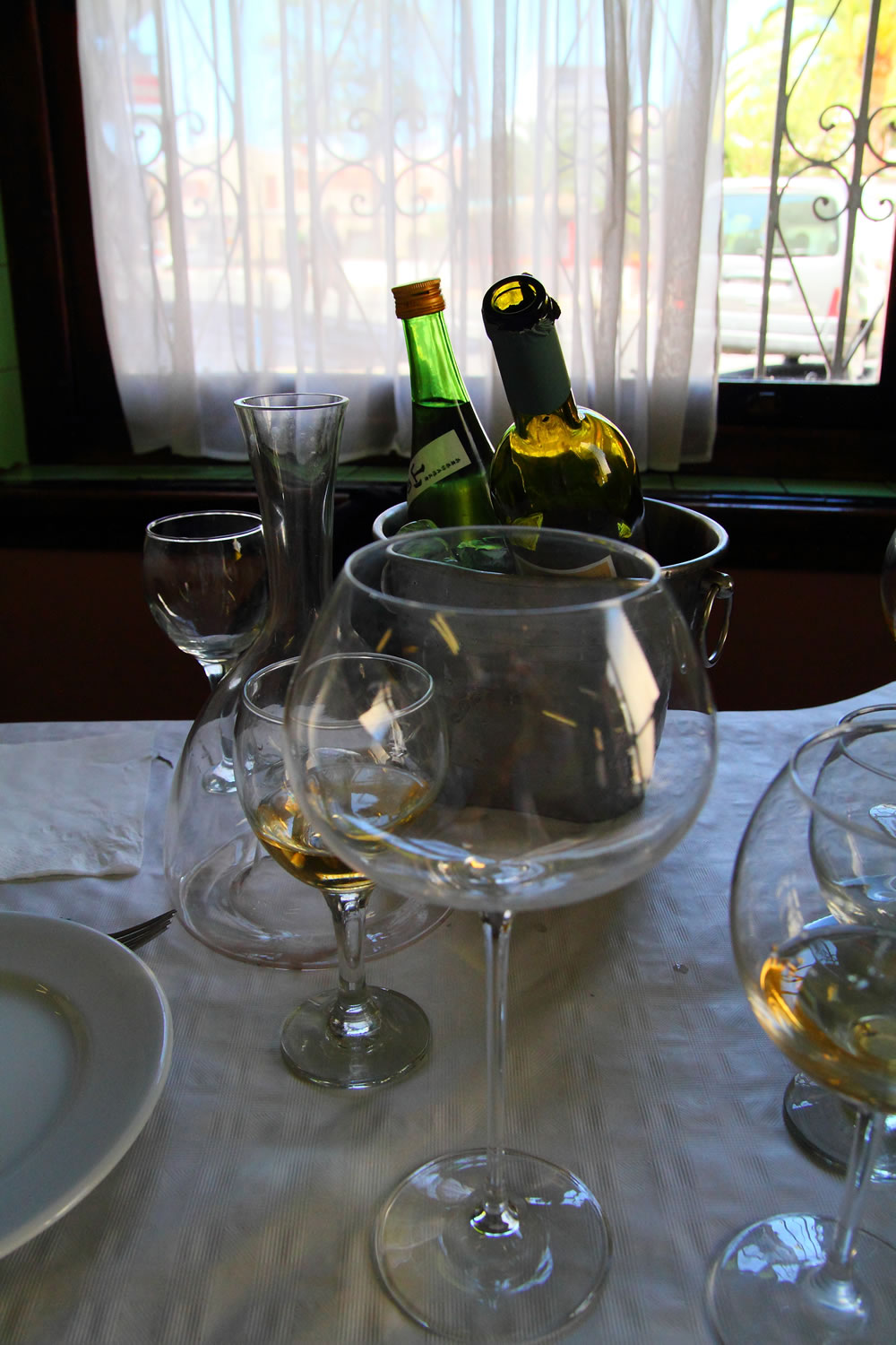 Botellas cerca de la ventana